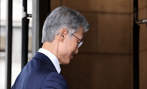취재진 질문 뒤로한 채 출근하는 조희대 대법원장