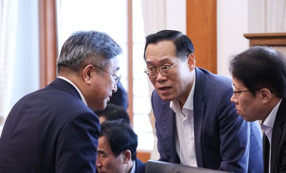 대화하는 윤호중 장관·한찬식 민정수석