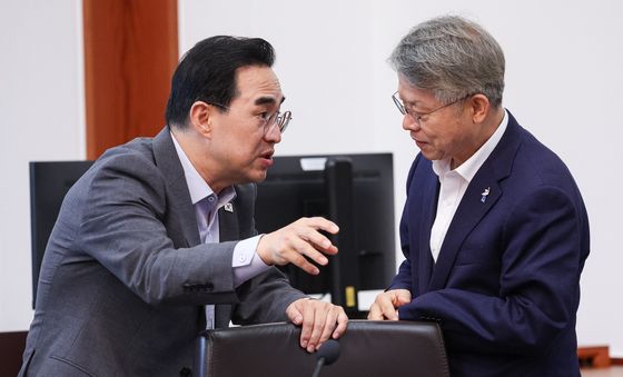 대화하는 박홍근 장관·민형배 장관