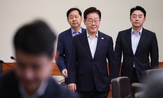 국무회의 입장하는 이재명 대통령