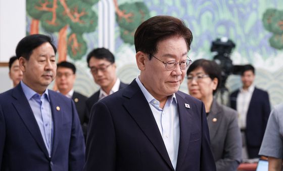국무회의 입장하는 이재명 대통령