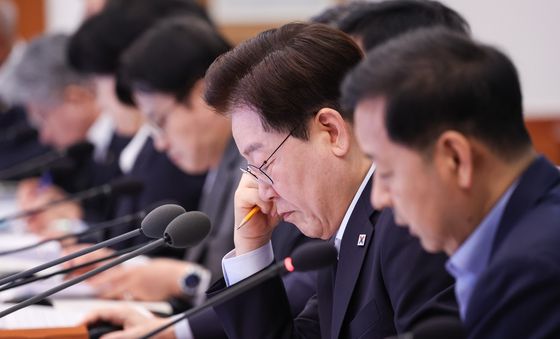 자료 살펴보는 이재명 대통령