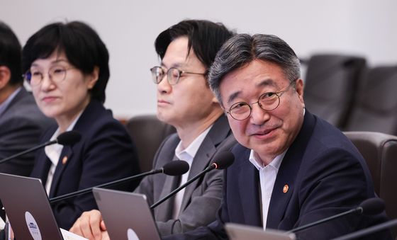 보고하는 윤호중 장관