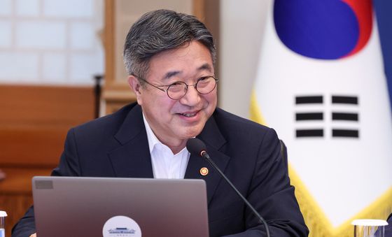 보고하는 윤호중 장관
