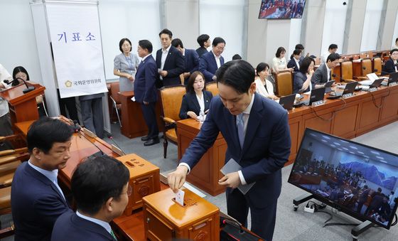 이진숙 제명 촉구 결의안 투표하는 국회운영위원회