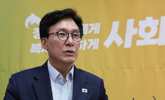 사회민주당 예방해 인사말 하는 김민석 대표