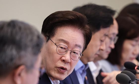 윤호중 장관에게 질문하는 이재명 대통령