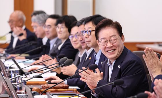 박수치는 이재명 대통령