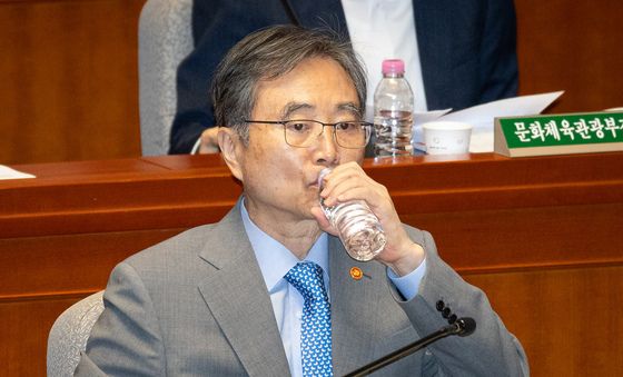 물 마시는 조현 외교부 장관