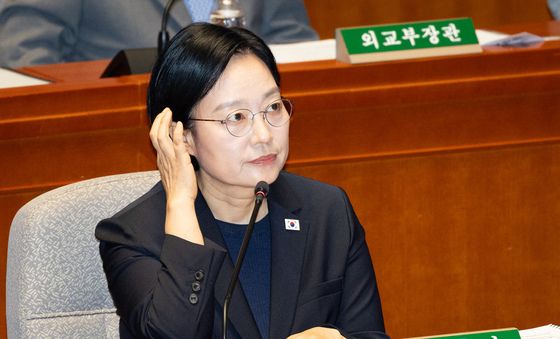 질의 경청하는 한성숙 총리