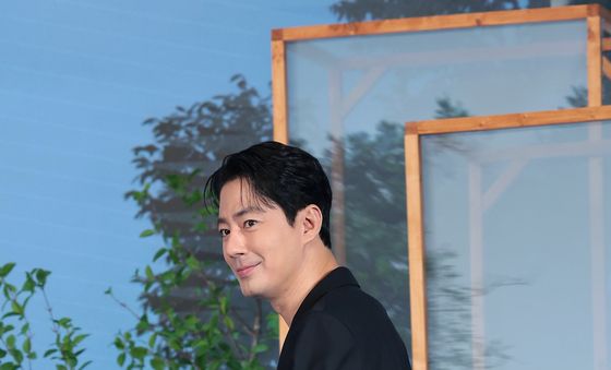 조인성, 근사한 입장