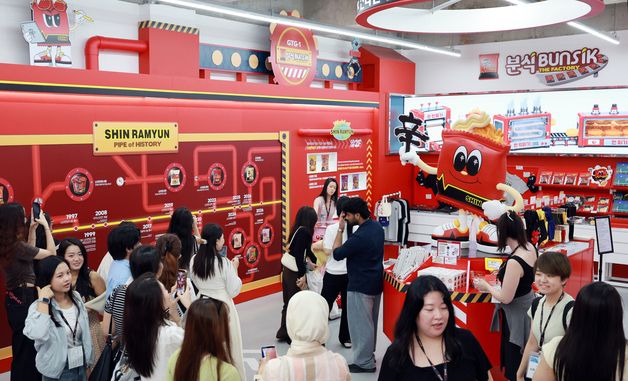라면 굿즈 살펴보는 뉴스1 'K-브랜드' 글로벌 캠프 참가자들