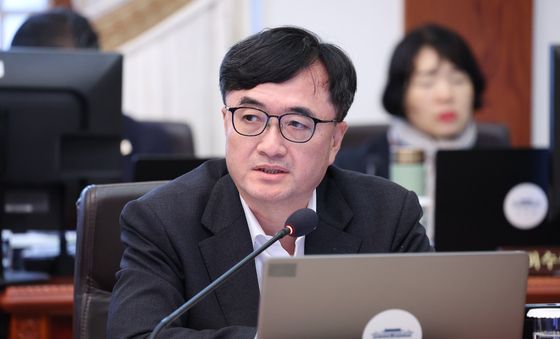 국민 의견 소개하는 임기근 국무조정실장
