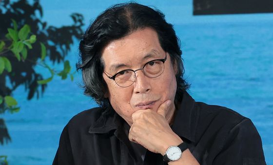 생각에 잠긴 이창동 감독