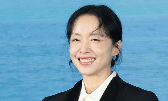 전도연, 트레이드 마크 '코찡긋' 미소