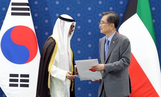 외교관련 문서받는 조현 장관