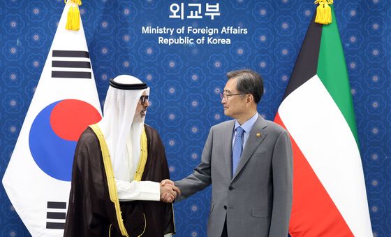 악수하는 조현 장관