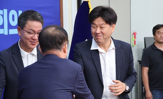 강득구와 인사하는 김용