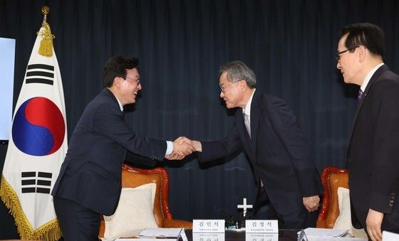 김정석 대표회장과 인사하는 김민석 대표