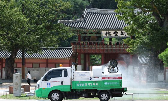 무더운 날씨에도 방역 작업 나선 보건소 관계자들