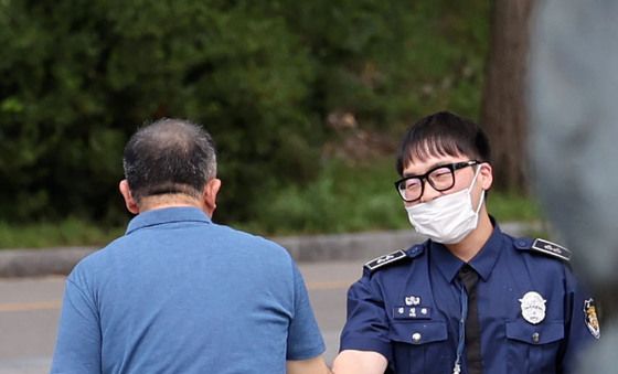 교도관과 인사 나누는 명태균