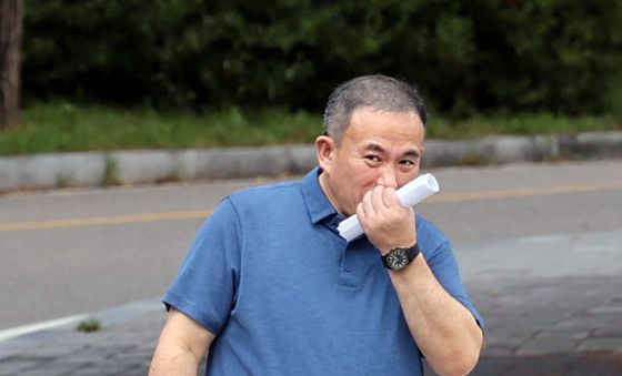 코 만지는 명태균...손에 든 문서는?