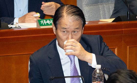 물 마시는 권오을 국가보훈부 장관