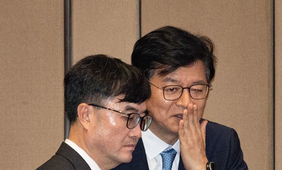 예결위회의장서 대화 나누는 임기근 국무조정실장과 성기홍 홍보소통수석