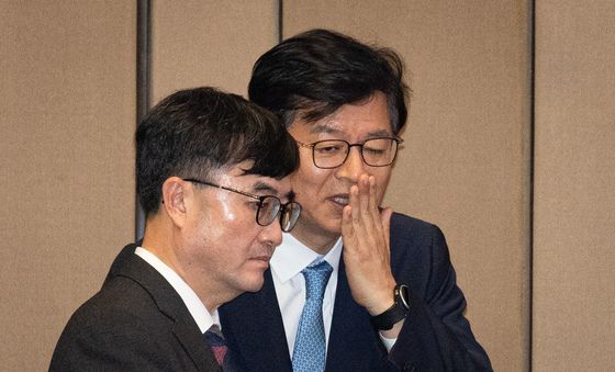 귀엣말 나누는 임기근 국무조정실장과 성기홍 청와대 홍보소통수석