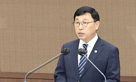 발언하는 정근식 교육감