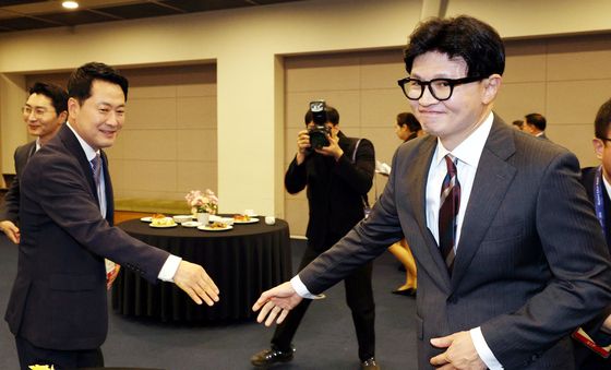 장동혁·한동훈 '악수'