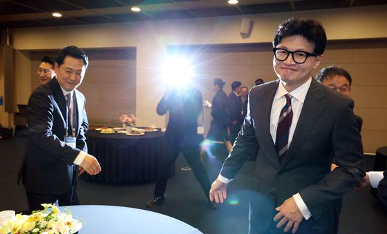 악수 후 뒤돌아서는 장동혁·한동훈