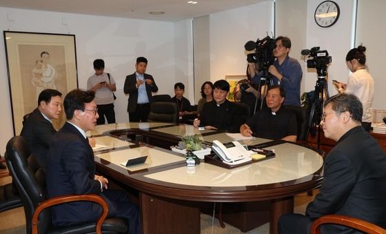 천주교 서울대교구청 찾은 김민석 대표