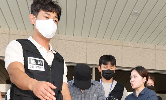 석방 하루만에 영장실질심사 받은 부 모 경장