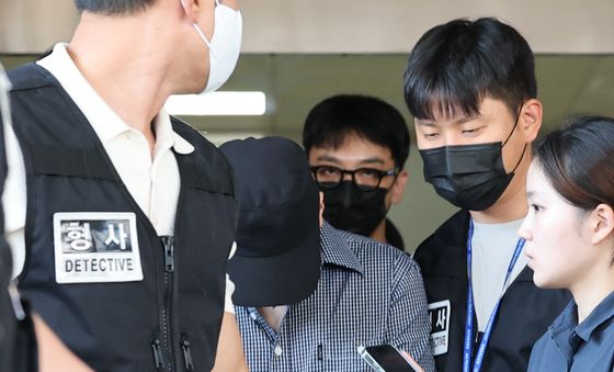 유치장 향하는 '실종사건 허위 종결' 제주 경찰관