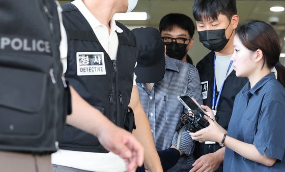 유치장 향하는 '실종사건 허위 종결' 제주 경찰관