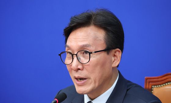 메가 텐 인선 발표하는 김민석