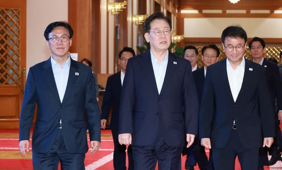함께 입장하는 이재명 대통령·김민석 대표