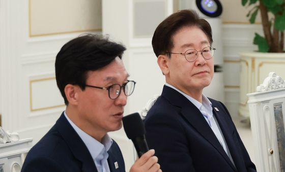 김민석 대표 발언 듣는 이재명 대통령
