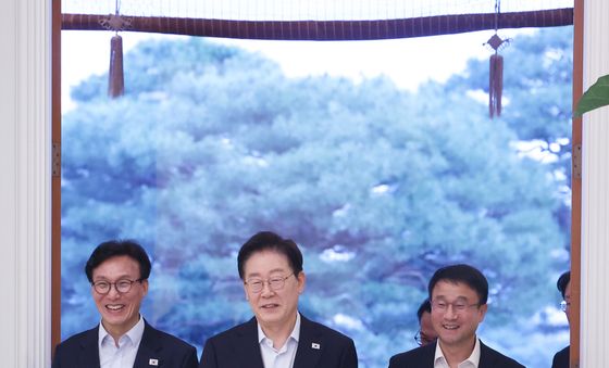 만찬 간담회 입장하는 이재명 대통령