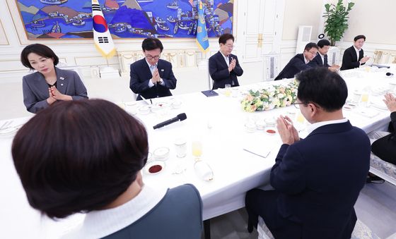 박수 치는 이재명 대통령·김민석 대표
