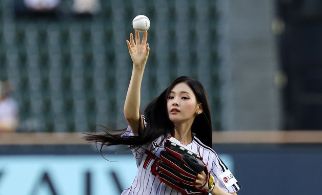 베이비돈크라이 이현, 승리 기원 시구