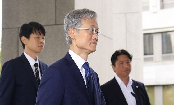 출근하는 조희대 대법원장