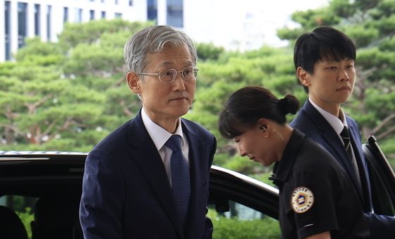 출근길 나서는 조희대 대법원장