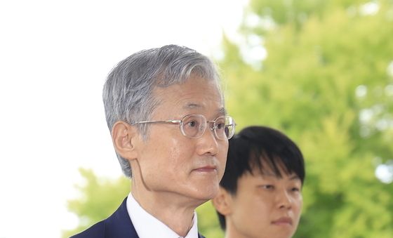 출근하는 조희대 대법원장