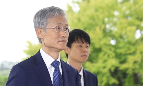 출근하는 조희대 '대법관 서면 제청 논란'