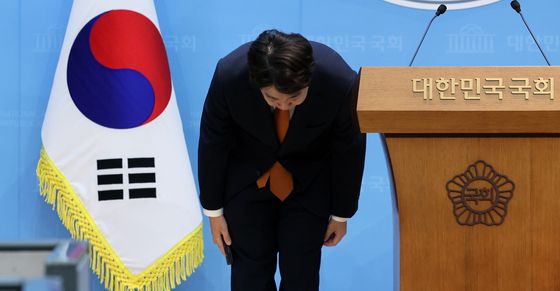사퇴 기자회견 마치고 인사하는 이준석 대표
