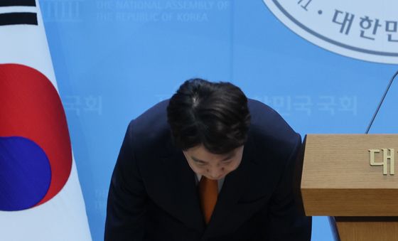 사퇴 기자회견 마치고 인사하는 이준석 대표