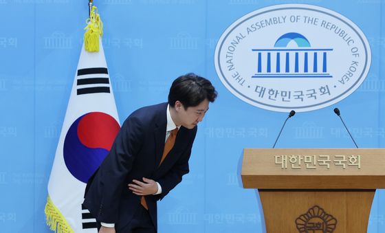 사퇴 기자회견 마치고 인사하는 이준석 대표