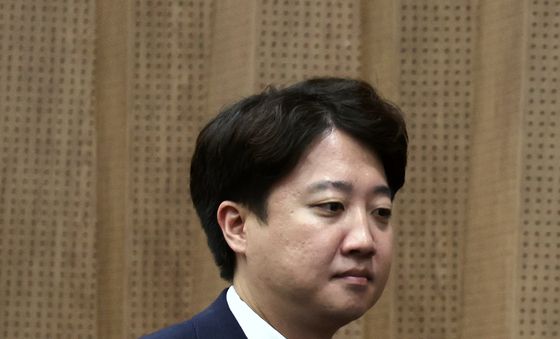대표직 사퇴 기자회견 위해 이동하는 이준석